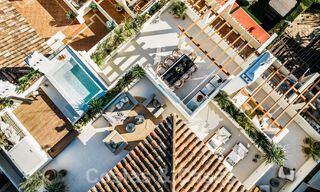 Penthouse rénové de qualité à vendre avec terrasse accueillante et vue sur la mer à Nueva Andalucia, Marbella 61143 