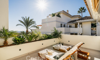 Penthouse rénové de qualité à vendre avec terrasse accueillante et vue sur la mer à Nueva Andalucia, Marbella 61144 