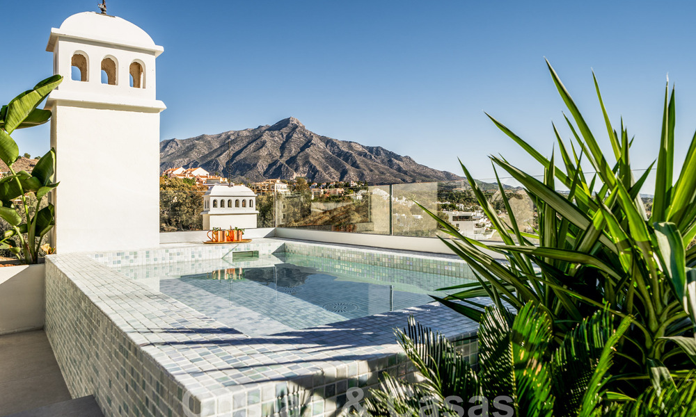 Penthouse rénové de qualité à vendre avec terrasse accueillante et vue sur la mer à Nueva Andalucia, Marbella 61145