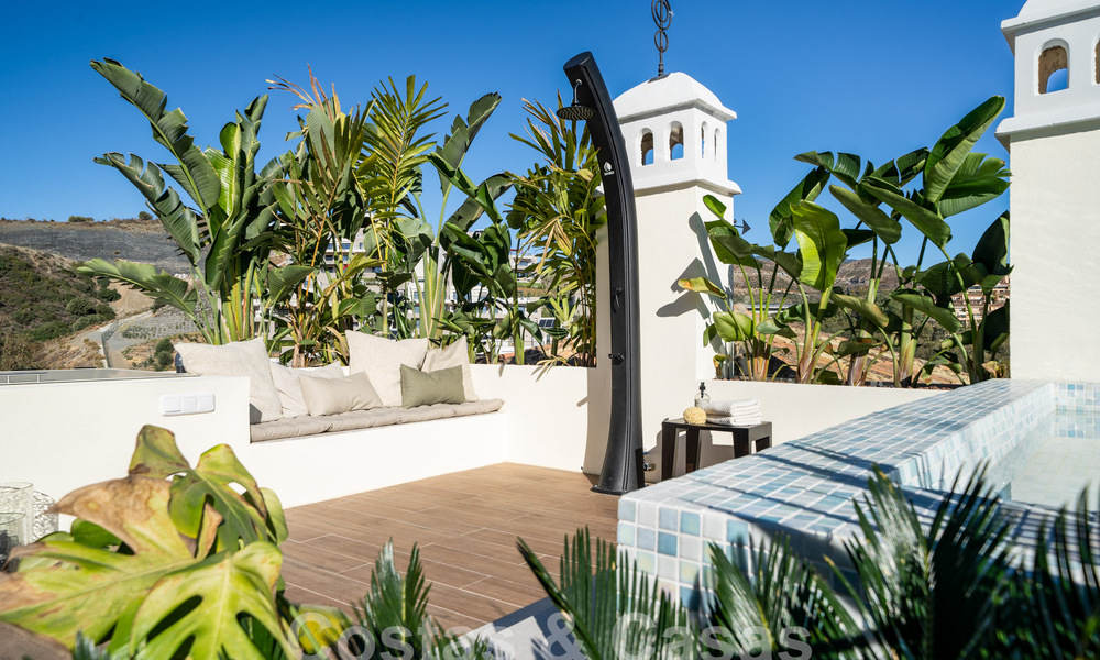 Penthouse rénové de qualité à vendre avec terrasse accueillante et vue sur la mer à Nueva Andalucia, Marbella 61146