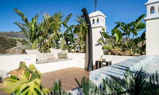 Penthouse rénové de qualité à vendre avec terrasse accueillante et vue sur la mer à Nueva Andalucia, Marbella 61146 