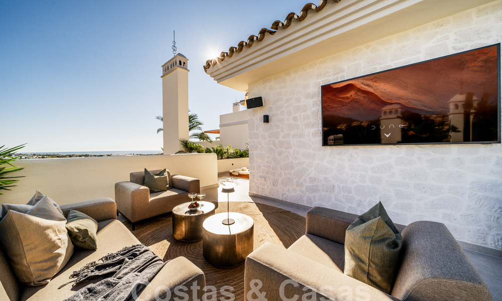 Penthouse rénové de qualité à vendre avec terrasse accueillante et vue sur la mer à Nueva Andalucia, Marbella 61147