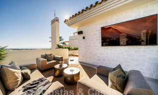 Penthouse rénové de qualité à vendre avec terrasse accueillante et vue sur la mer à Nueva Andalucia, Marbella 61147 