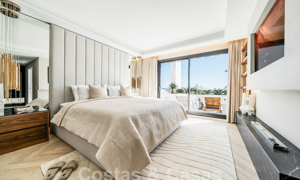 Penthouse rénové de qualité à vendre avec terrasse accueillante et vue sur la mer à Nueva Andalucia, Marbella 61148