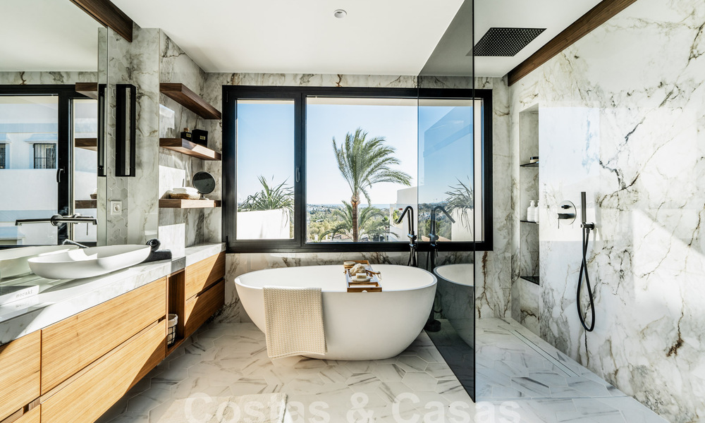Penthouse rénové de qualité à vendre avec terrasse accueillante et vue sur la mer à Nueva Andalucia, Marbella 61149