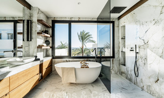 Penthouse rénové de qualité à vendre avec terrasse accueillante et vue sur la mer à Nueva Andalucia, Marbella 61149 