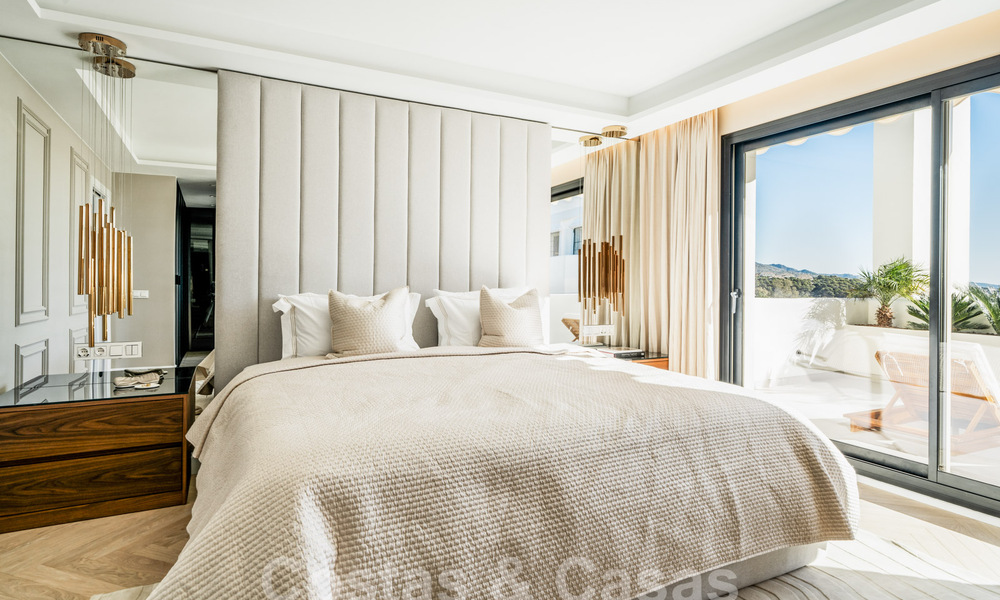Penthouse rénové de qualité à vendre avec terrasse accueillante et vue sur la mer à Nueva Andalucia, Marbella 61151
