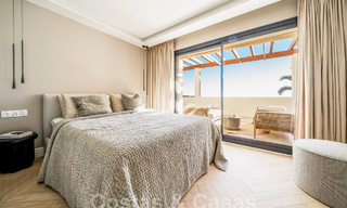Penthouse rénové de qualité à vendre avec terrasse accueillante et vue sur la mer à Nueva Andalucia, Marbella 61152 