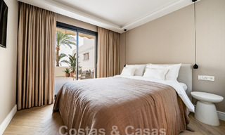 Penthouse rénové de qualité à vendre avec terrasse accueillante et vue sur la mer à Nueva Andalucia, Marbella 61153 