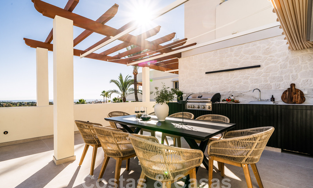 Penthouse rénové de qualité à vendre avec terrasse accueillante et vue sur la mer à Nueva Andalucia, Marbella 61154