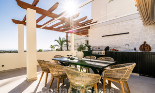 Penthouse rénové de qualité à vendre avec terrasse accueillante et vue sur la mer à Nueva Andalucia, Marbella 61154 