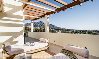 Penthouse rénové de qualité à vendre avec terrasse accueillante et vue sur la mer à Nueva Andalucia, Marbella 61155 