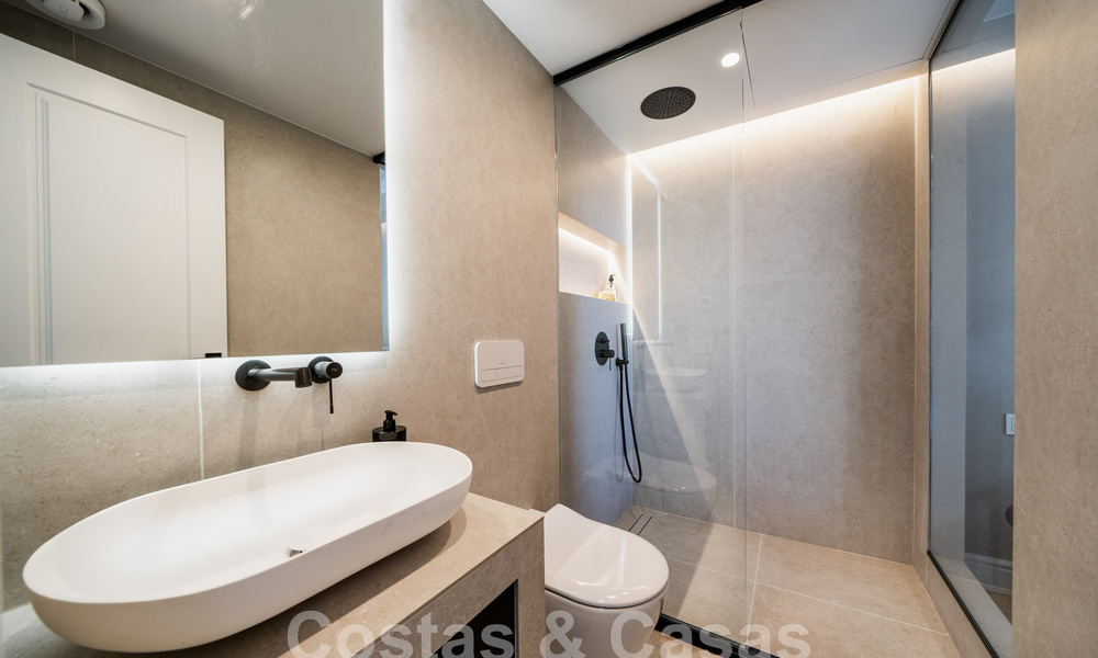 Penthouse rénové de qualité à vendre avec terrasse accueillante et vue sur la mer à Nueva Andalucia, Marbella 61156