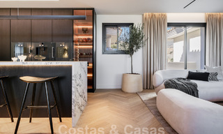 Penthouse rénové de qualité à vendre avec terrasse accueillante et vue sur la mer à Nueva Andalucia, Marbella 61158 
