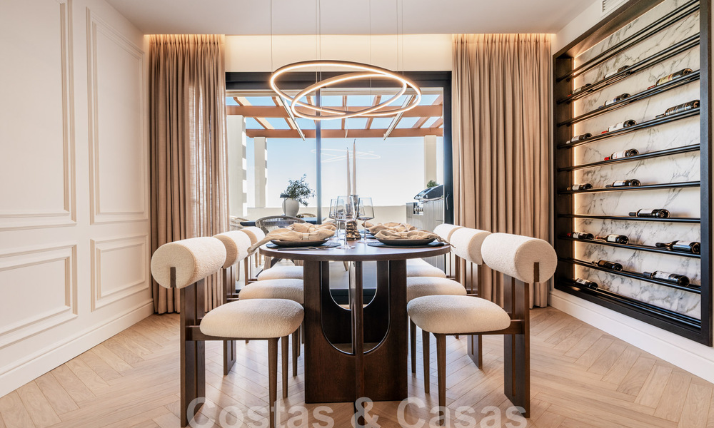 Penthouse rénové de qualité à vendre avec terrasse accueillante et vue sur la mer à Nueva Andalucia, Marbella 61160