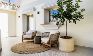 Penthouse rénové de qualité à vendre avec terrasse accueillante et vue sur la mer à Nueva Andalucia, Marbella 61161 