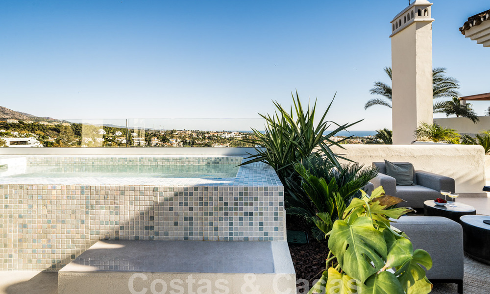 Penthouse rénové de qualité à vendre avec terrasse accueillante et vue sur la mer à Nueva Andalucia, Marbella 61162