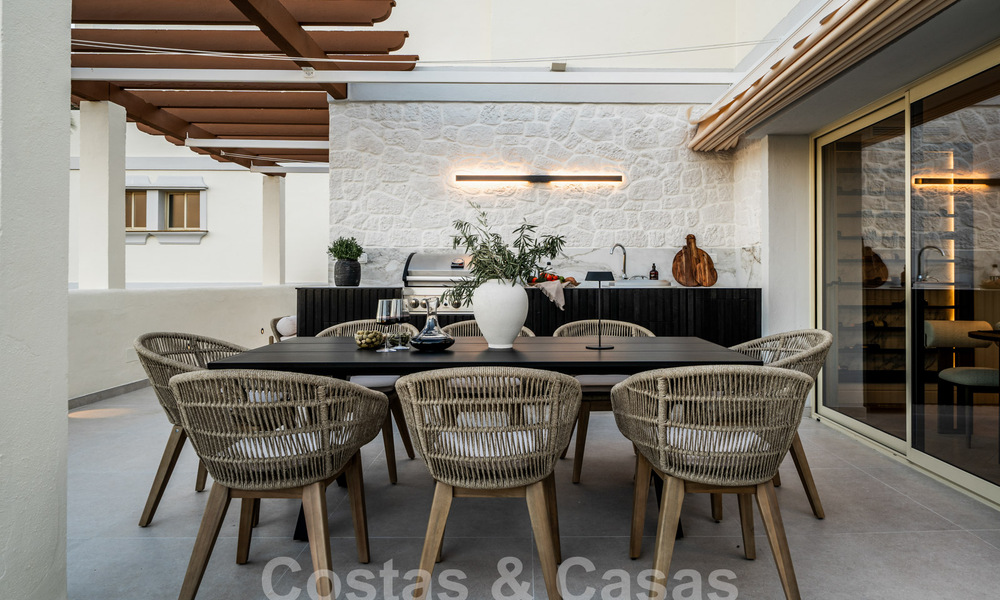 Penthouse rénové de qualité à vendre avec terrasse accueillante et vue sur la mer à Nueva Andalucia, Marbella 61163