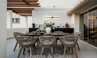 Penthouse rénové de qualité à vendre avec terrasse accueillante et vue sur la mer à Nueva Andalucia, Marbella 61163 