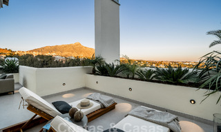 Penthouse rénové de qualité à vendre avec terrasse accueillante et vue sur la mer à Nueva Andalucia, Marbella 61164 