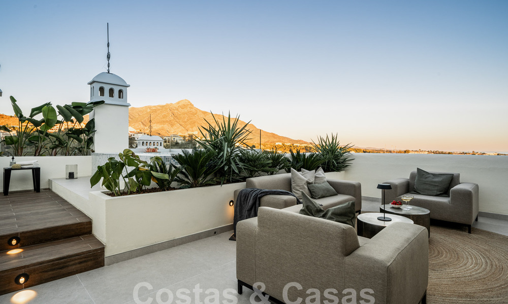 Penthouse rénové de qualité à vendre avec terrasse accueillante et vue sur la mer à Nueva Andalucia, Marbella 61165