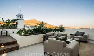Penthouse rénové de qualité à vendre avec terrasse accueillante et vue sur la mer à Nueva Andalucia, Marbella 61165 