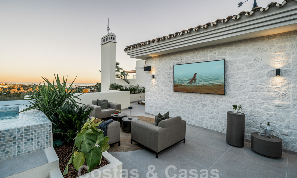 Penthouse rénové de qualité à vendre avec terrasse accueillante et vue sur la mer à Nueva Andalucia, Marbella 61166