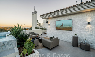 Penthouse rénové de qualité à vendre avec terrasse accueillante et vue sur la mer à Nueva Andalucia, Marbella 61166 