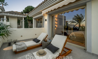 Penthouse rénové de qualité à vendre avec terrasse accueillante et vue sur la mer à Nueva Andalucia, Marbella 61167 