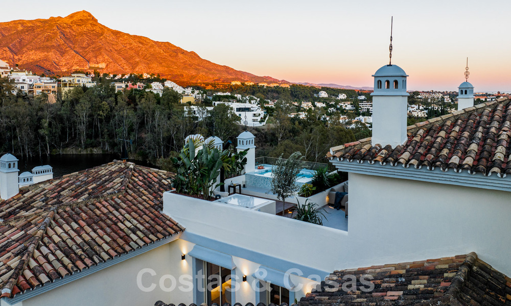 Penthouse rénové de qualité à vendre avec terrasse accueillante et vue sur la mer à Nueva Andalucia, Marbella 61169