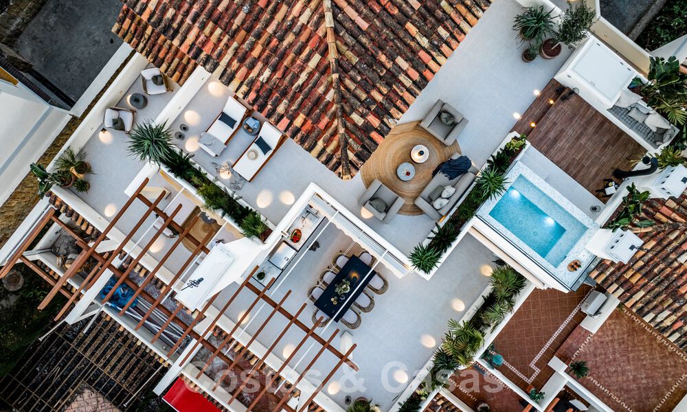 Penthouse rénové de qualité à vendre avec terrasse accueillante et vue sur la mer à Nueva Andalucia, Marbella 61170