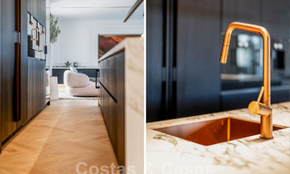 Penthouse rénové de qualité à vendre avec terrasse accueillante et vue sur la mer à Nueva Andalucia, Marbella 61171 