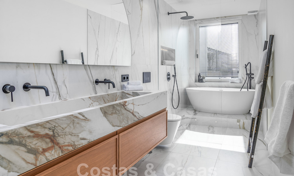 Maison de ville luxueusement rénovée à vendre dans un quartier résidentiel privilégié du Golden Mile de Marbella 61618