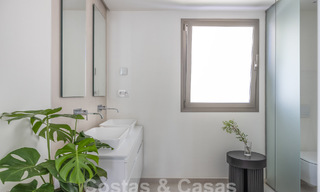 Penthouse de luxe sophistiqué et spacieux à vendre avec vue sur la mer dans un complexe de luxe à Nueva Andalucia, Marbella 61232 