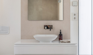 Penthouse de luxe sophistiqué et spacieux à vendre avec vue sur la mer dans un complexe de luxe à Nueva Andalucia, Marbella 61237 