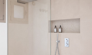 Penthouse de luxe sophistiqué et spacieux à vendre avec vue sur la mer dans un complexe de luxe à Nueva Andalucia, Marbella 61245 