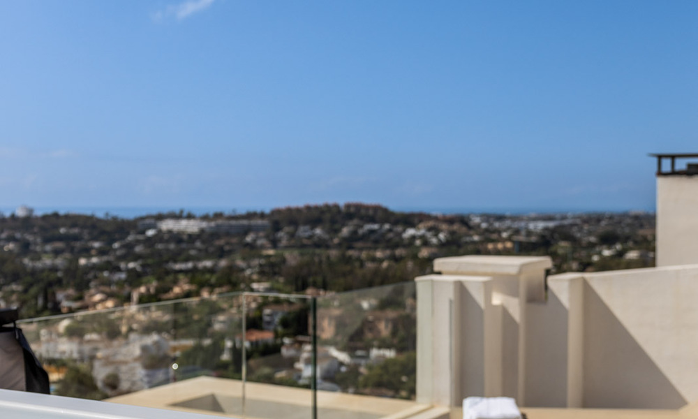 Penthouse de luxe sophistiqué et spacieux à vendre avec vue sur la mer dans un complexe de luxe à Nueva Andalucia, Marbella 61247
