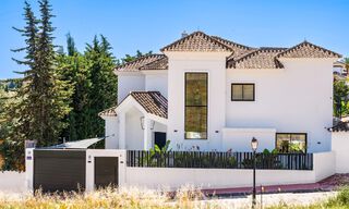 Villa de luxe au design moderne et méditerranéen à vendre dans une zone de golf populaire à Nueva Andalucia, Marbella 61651 