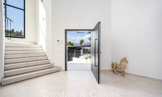 Villa de luxe au design moderne et méditerranéen à vendre dans une zone de golf populaire à Nueva Andalucia, Marbella 61653 