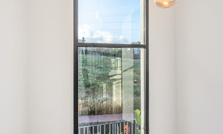 Villa de luxe au design moderne et méditerranéen à vendre dans une zone de golf populaire à Nueva Andalucia, Marbella 61655 