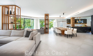 Villa de luxe au design moderne et méditerranéen à vendre dans une zone de golf populaire à Nueva Andalucia, Marbella 61656 