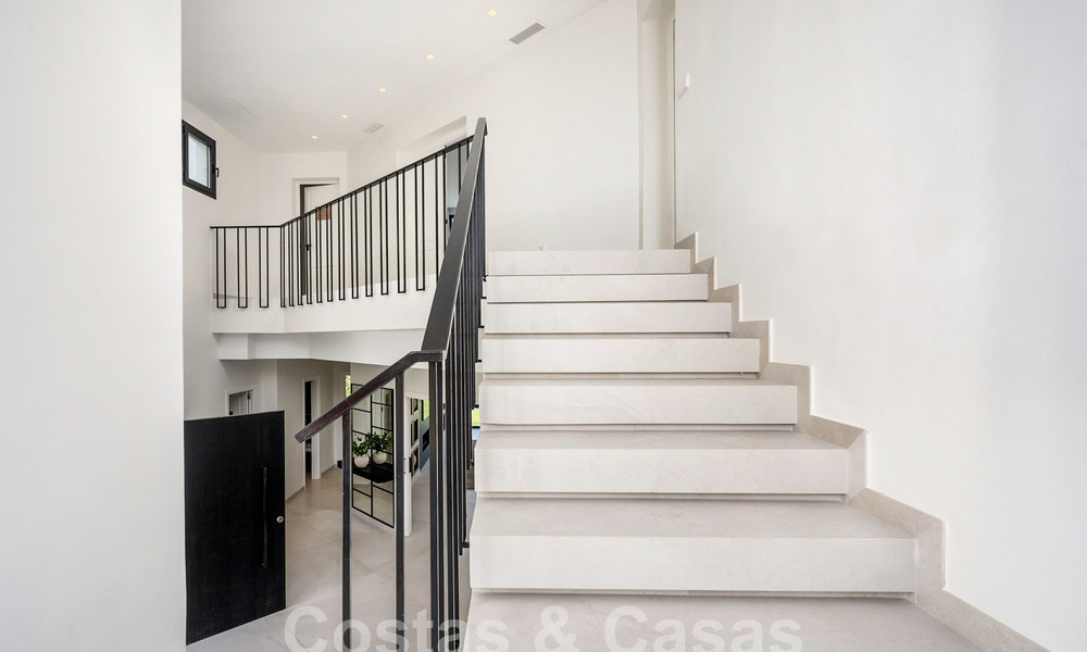 Villa de luxe au design moderne et méditerranéen à vendre dans une zone de golf populaire à Nueva Andalucia, Marbella 61700