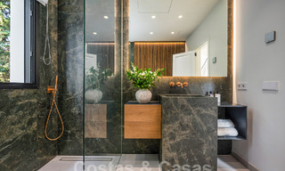 Villa de luxe au design moderne et méditerranéen à vendre dans une zone de golf populaire à Nueva Andalucia, Marbella 61708 