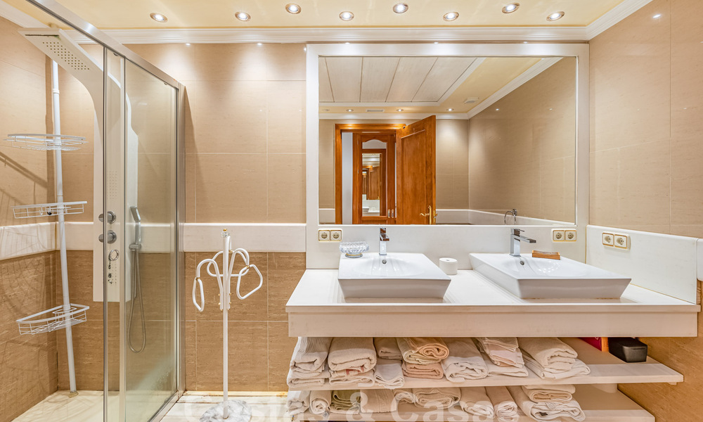 Luxueux appartement à vendre avec vue panoramique sur la mer dans une urbanisation fermée sur le Golden Mile, Marbella 61742