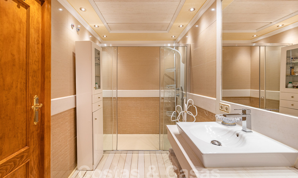 Luxueux appartement à vendre avec vue panoramique sur la mer dans une urbanisation fermée sur le Golden Mile, Marbella 61743