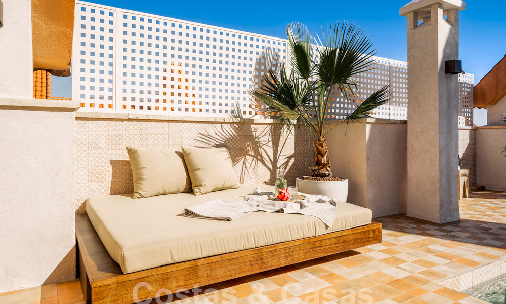Impressionnant penthouse rénové à vendre avec vue panoramique sur le golf et la mer au cœur de Nueva Andalucia, Marbella 61797