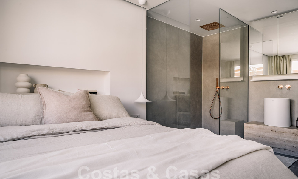 Impressionnant penthouse rénové à vendre avec vue panoramique sur le golf et la mer au cœur de Nueva Andalucia, Marbella 61798