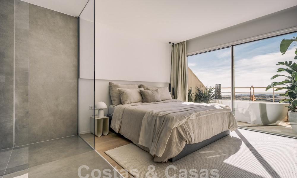 Impressionnant penthouse rénové à vendre avec vue panoramique sur le golf et la mer au cœur de Nueva Andalucia, Marbella 61799