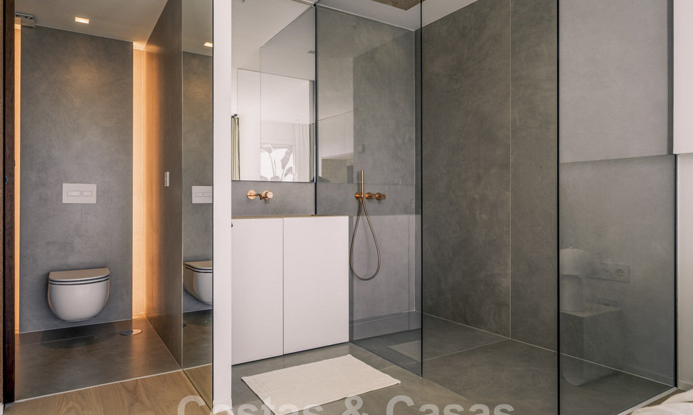 Impressionnant penthouse rénové à vendre avec vue panoramique sur le golf et la mer au cœur de Nueva Andalucia, Marbella 61801