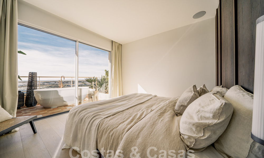 Impressionnant penthouse rénové à vendre avec vue panoramique sur le golf et la mer au cœur de Nueva Andalucia, Marbella 61802